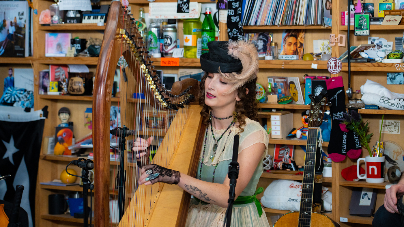 selinamoon_tinydesk_selects-1_wide-49698b8d8b066f411b8d9081408fb70560f8ef8f-s1400-c100-2205646-9422882-jpg