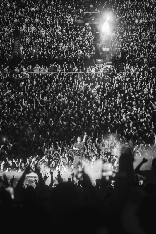 Fred encore... monte au LA Memorial Coliseum, les fans de danse se précipitent sur la scène