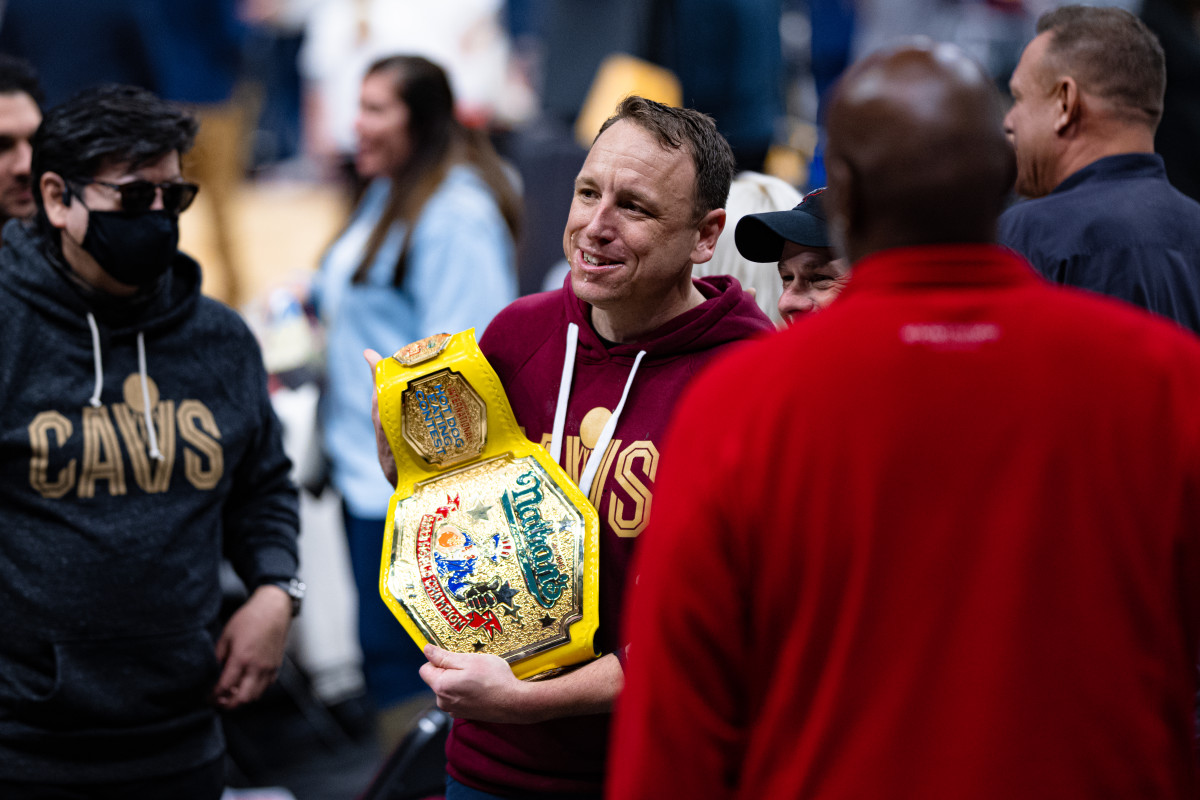 Le label de Zeds Dead invite Joey Chestnut à un concours de dégustation de hot-dogs après l'interdiction de Nathan