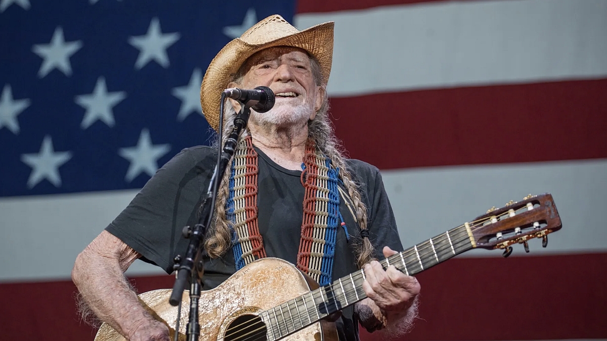 Willie Nelson Cleared by Doctors, Will Return to Road Next Week