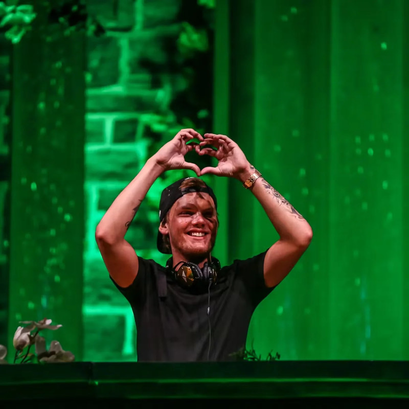 Tomorrowland 2024 se transforme en Requiem pour Avicii avec des hommages sincères de DJ