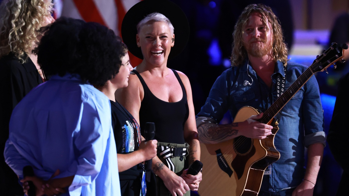 Regardez The Chicks et Pink se produire lors de la dernière soirée du DNC : NPR