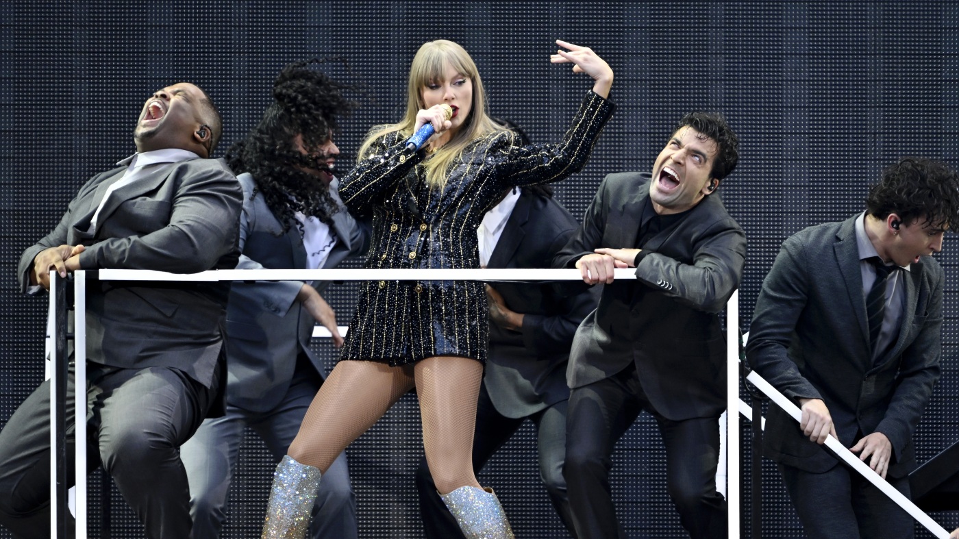 Taylor Swift déjoue un rival de toujours et maintient son règne dans les classements des albums : NPR