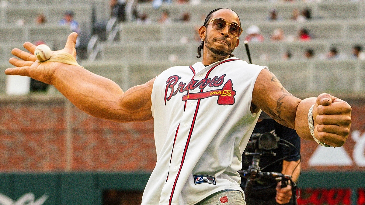 Ludacris porte de gros bras pour son premier lancer lors du match des Braves d'Atlanta