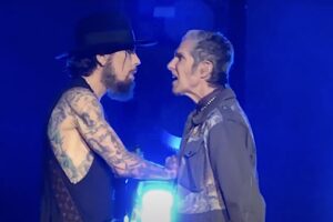 Perry Farrell frappe Dave Navarro lors du spectacle Jane's Addiction