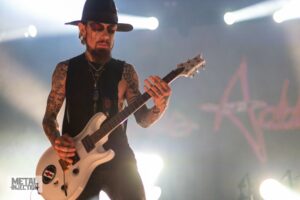 JANE'S ADDICTION va prendre « un peu de temps libre en tant que groupe » et annule sa tournée