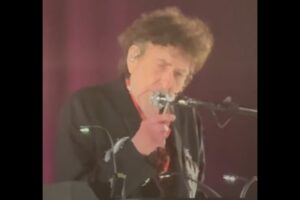 Bob Dylan interprète « Desolation Row » avec Tiny Wrench : Regardez