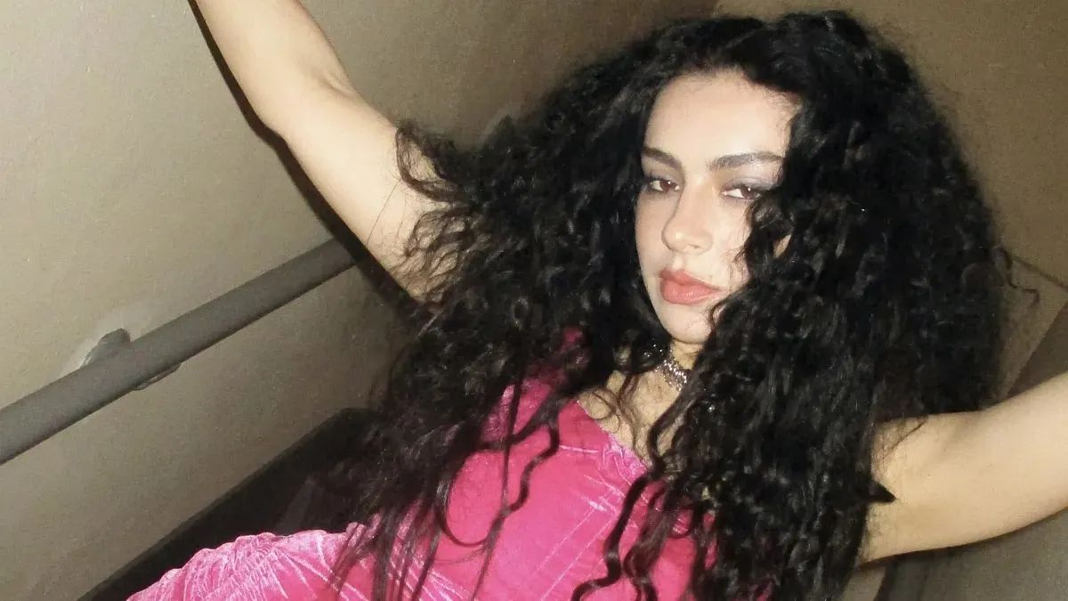 Charli XCX annonce Brat et c'est complètement différent mais toujours Brat