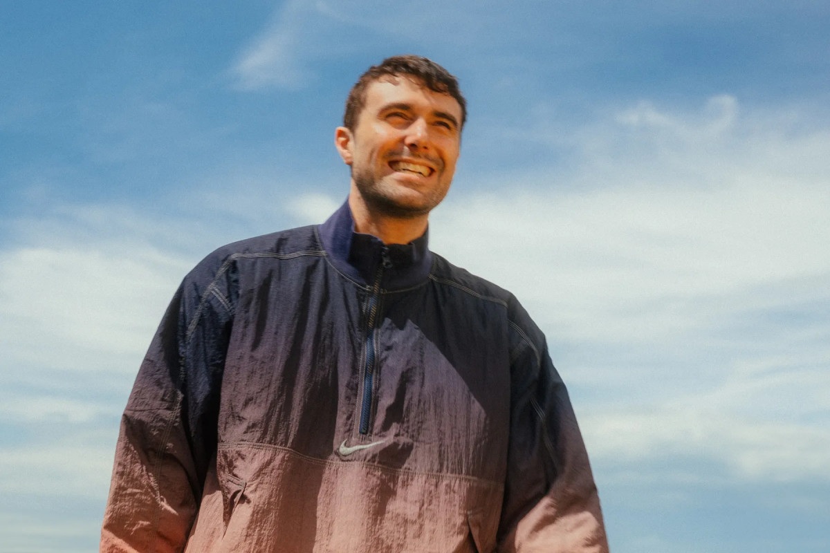 Fred encore... Trouve la beauté dans l'unité dans son nouvel album, "dix jours"