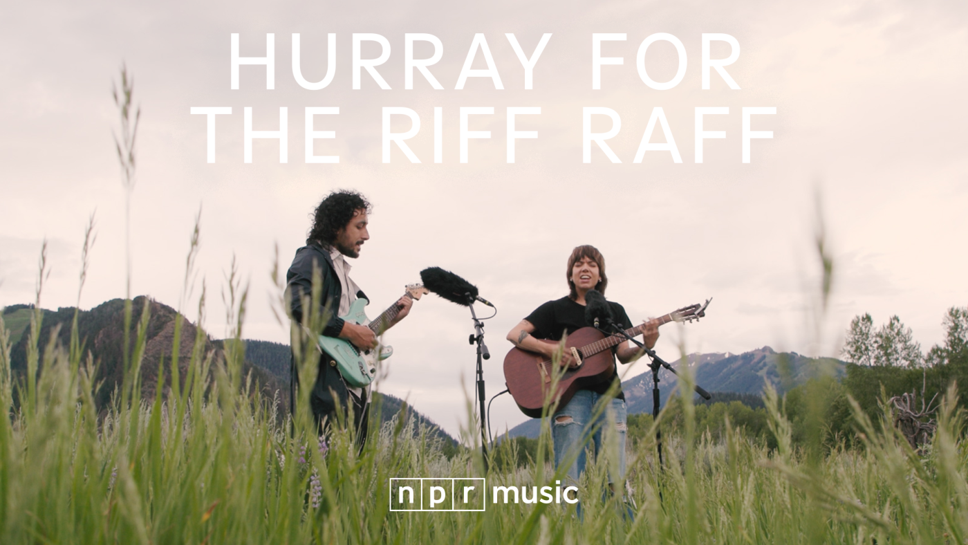 Hourra pour le Riff Raff chante dans une prairie remplie de sauge au festival Aspen Ideas : NPR