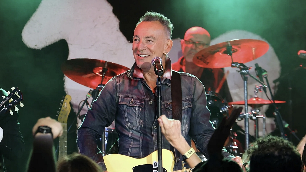 Bruce Springsteen Intentionally Avoids Politics at Concerts, Welcomes Fans with “Differing Points of View”