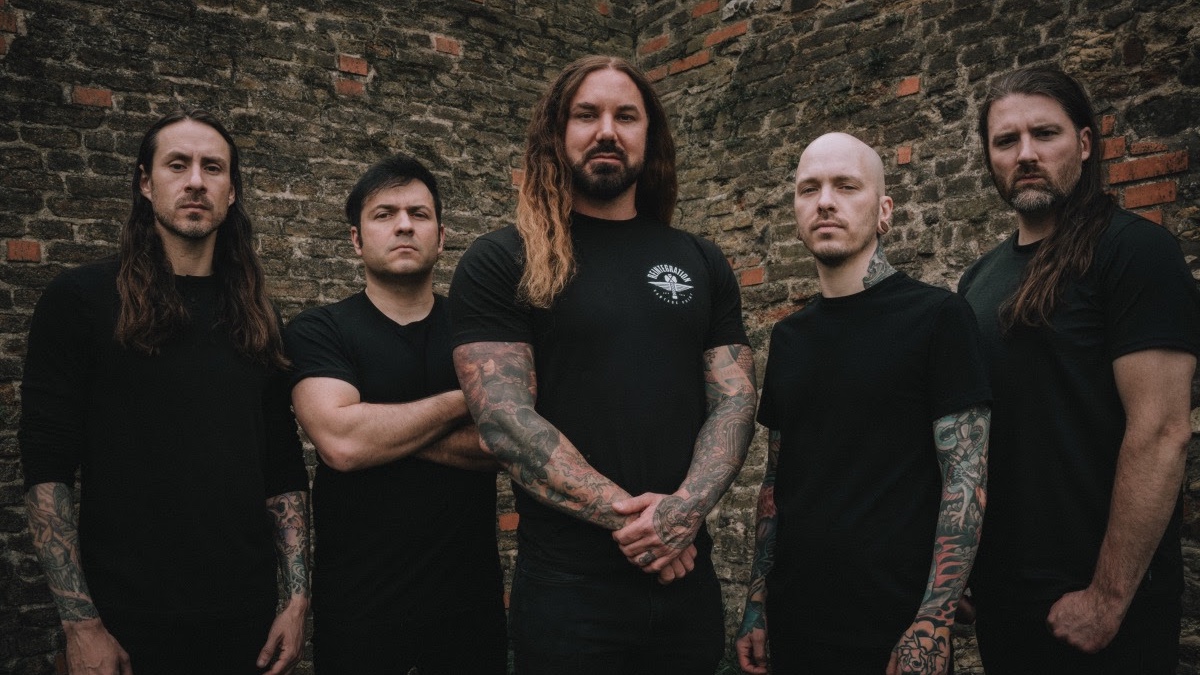 As I Lay Dying, le guitariste et le bassiste ont tous deux quitté le groupe