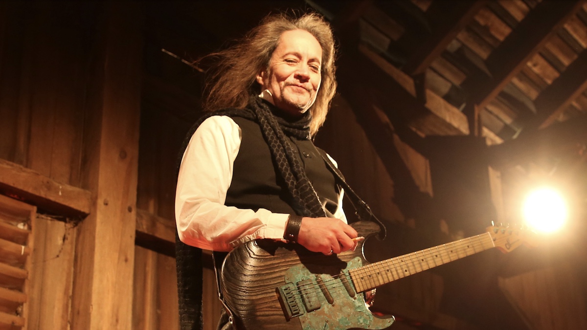 Former Ozzy Osbourne Guitarist Jake E. Lee “Doing Surprisingly Well” After Las Vegas Shooting