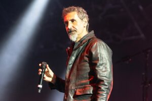 Serj Tankian « a vérifié avec émotion » System of a Down lors des deux derniers albums