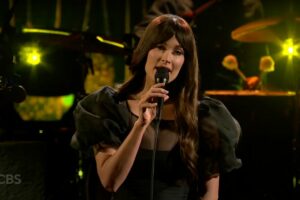 Kacey Musgraves joue « Arm's Length » sur Colbert : regardez