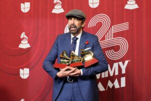 Juan Luis Guerra 4.40 remporte gros aux 25èmes Latin Grammys : NPR