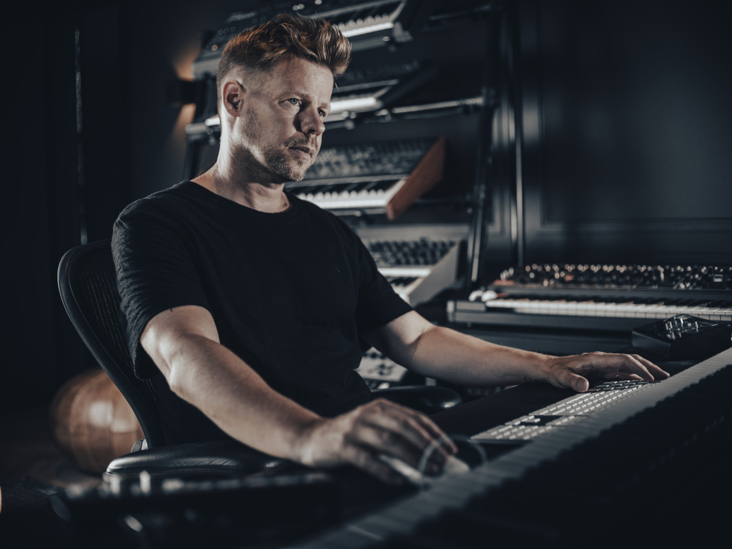 Le nouvel album de Ferry Corsten capture des décennies de maîtrise du genre : écoutez "Connecter"