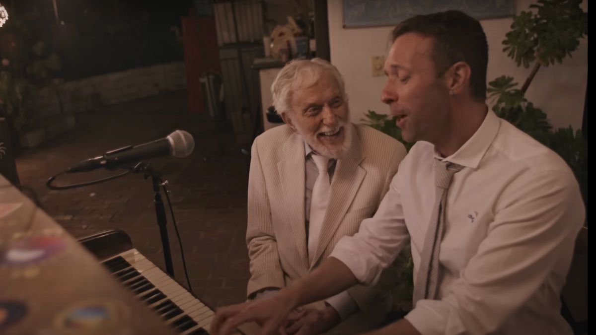 Regardez la vidéo réconfortante "All My Love" de Coldplay avec Dick Van Dyke