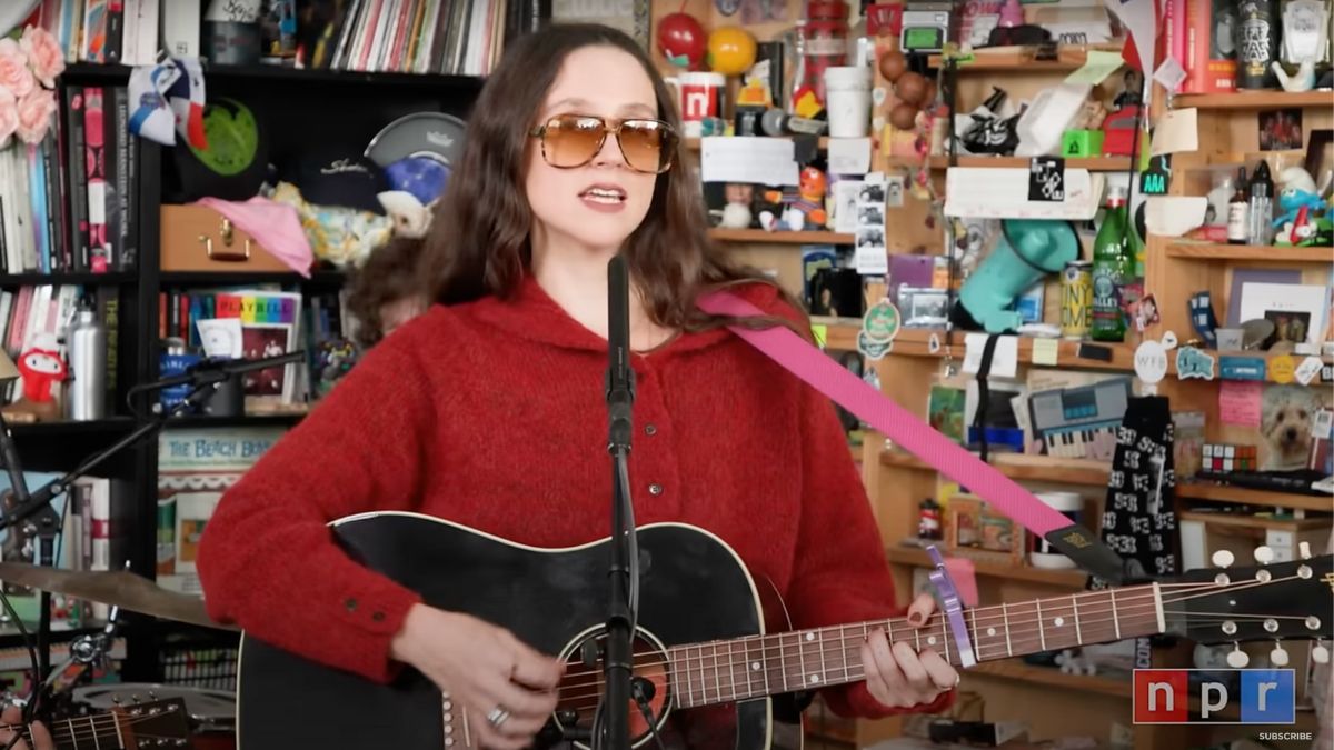 Regardez le retour du concert enchanteur du Tiny Desk de Waxahatchee