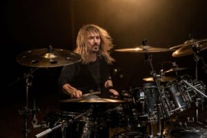 Le batteur KEN MARY rend hommage à NEIL PEART avec une interprétation live en prise unique de « Tom Sawyer »