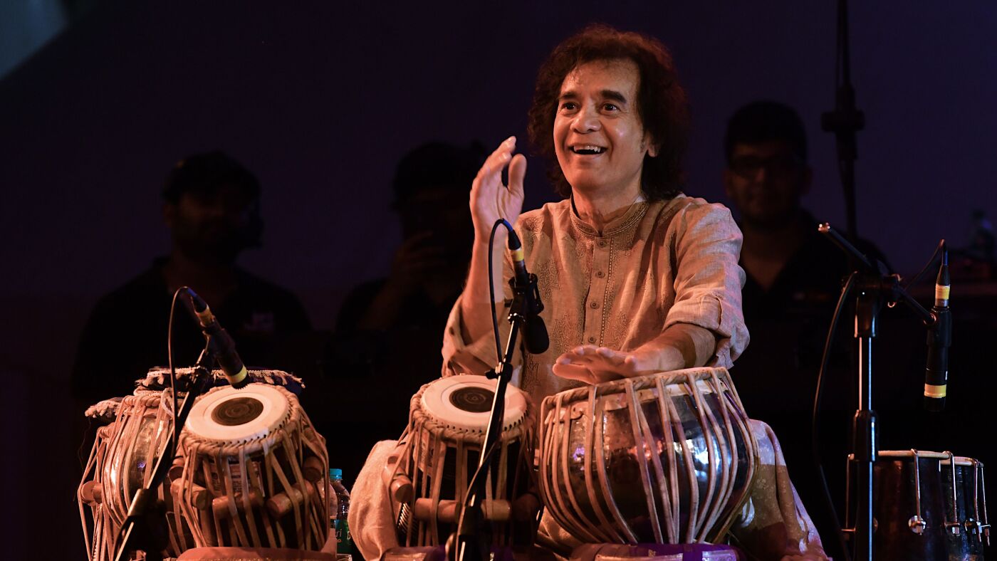 Le légendaire virtuose du tabla et fondateur de Shakti, Zakir Hussain, est décédé à 73 ans : NPR