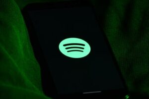 Utilisations de Spotify "Artistes fantômes" pour minimiser les paiements de redevances, selon un nouveau rapport