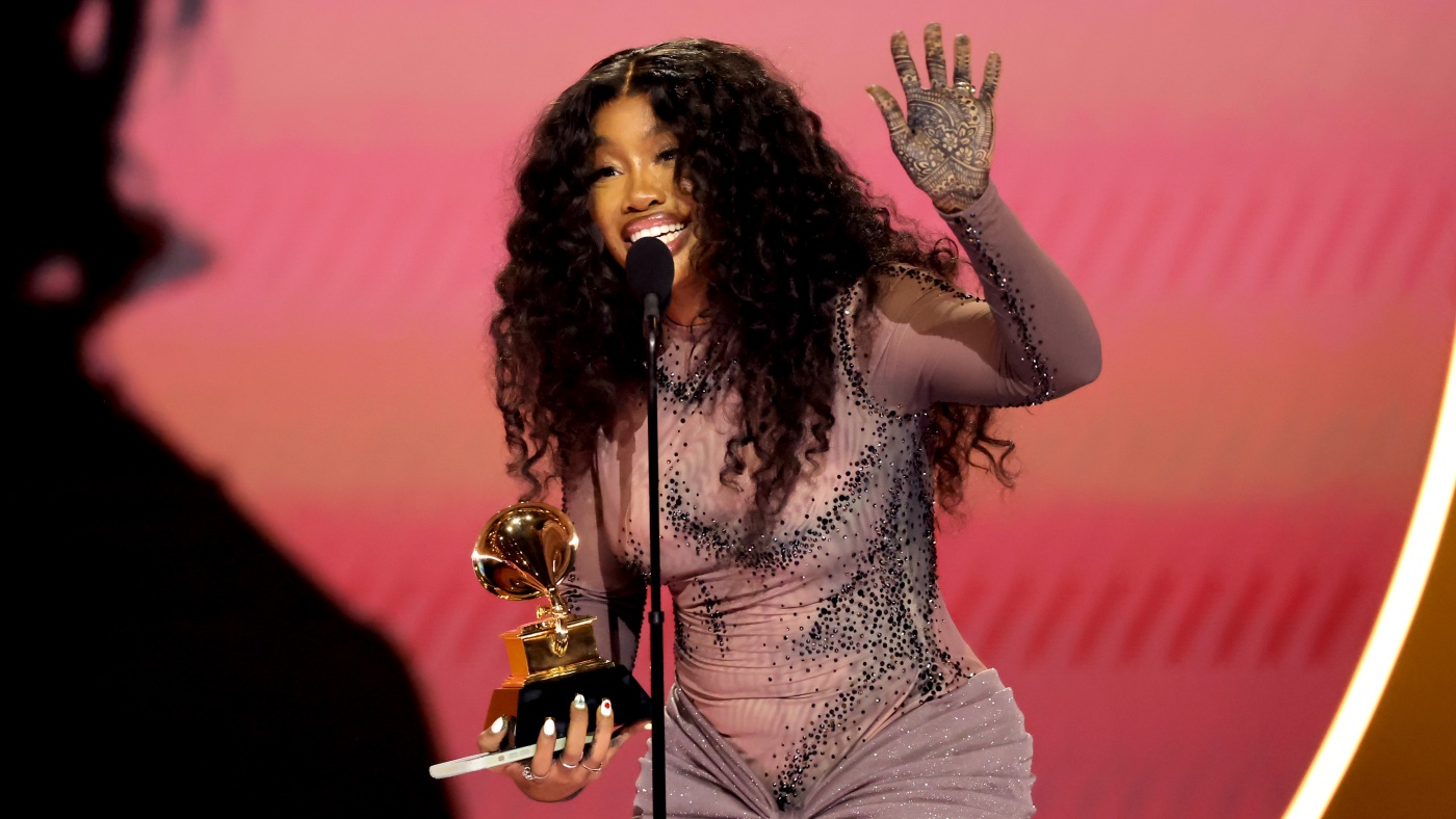 Après près de deux ans, 'SOS' de SZA revient au sommet du classement des albums : NPR