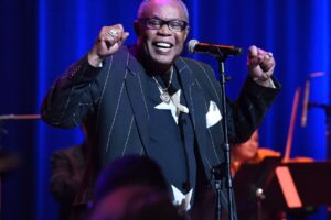 Sam Moore, qui chantait « Soul Man » dans le duo Sam & Dave, est décédé à 89 ans : NPR